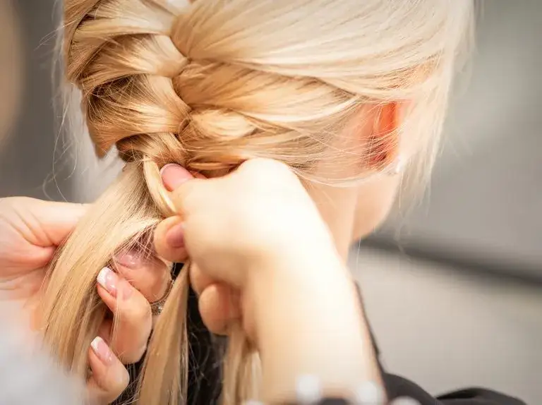 Zdjęcie Najlepsze fryzury na studniówkę, które zachwycą i podkreślą urodę