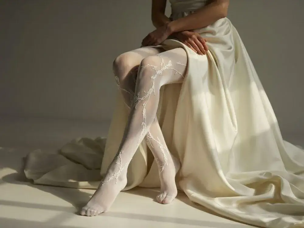 Zdjęcie Jaki kolor rajstop do sukni ślubnej, aby wyglądać olśniewająco?