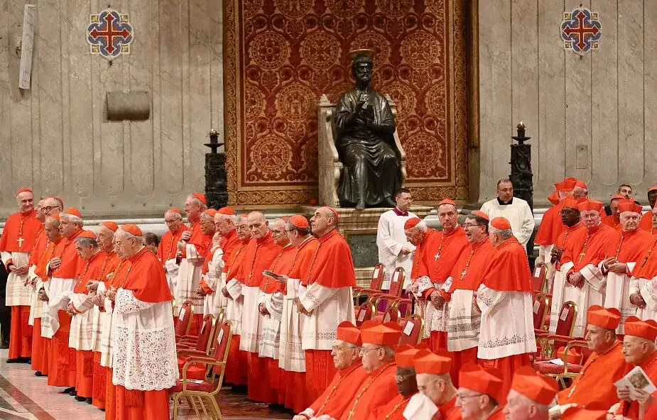 Zdjęcie Kardynał protodiakon: kluczowa rola i znaczenie w Kościele katolickim