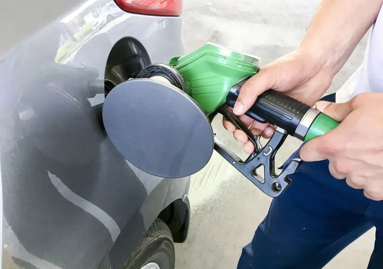 Zdjęcie Jakie samochody mogą jeździć na benzynie E10? Sprawdź, zanim zatankujesz