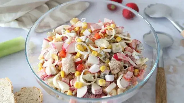 Zdjęcie Dlaczego sałatka jarzynowa kwaśnieje? poznaj najczęstsze przyczyny i porady