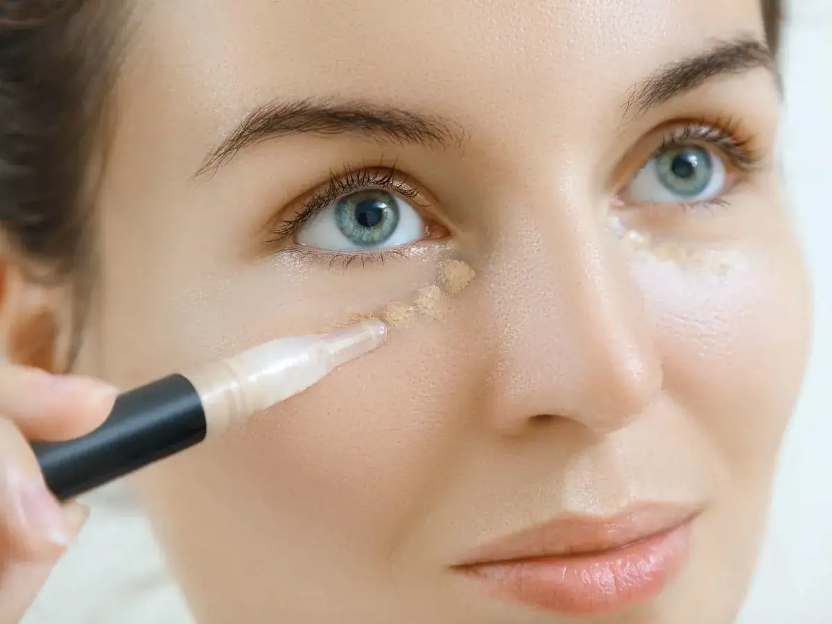 Zdjęcie Jak dobrać kolor korektora pod oczy, by skutecznie ukryć cienie i niedoskonałości?