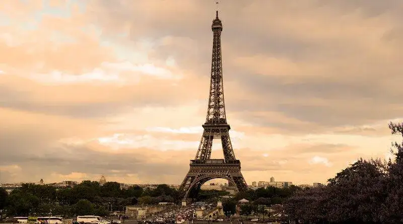 Zdjęcie Czy z wieży Eiffla można dostrzec pałac w Wersalu? Odpowiedź zaskakuje