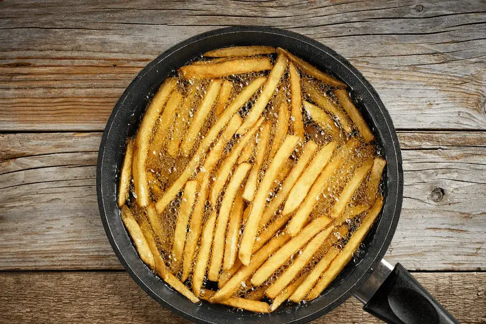 Zdjęcie Co zrobić z olejem po frytkach, aby uniknąć problem&oacute;w z utylizacją?