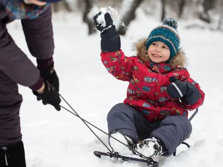 Zdjęcie Jakie sanki dla rocznego dziecka zapewnią bezpieczeństwo i komfort?