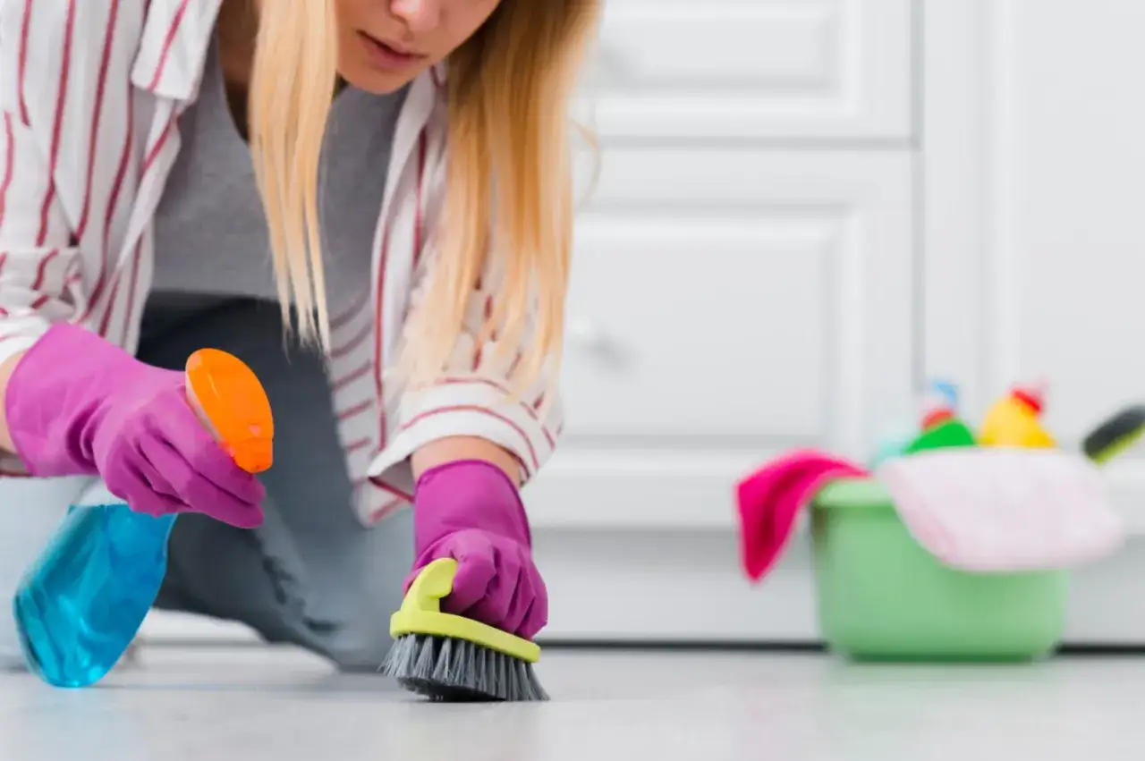 Zdjęcie Jak usunąć plamy z paneli podłogowych - skuteczne metody i porady