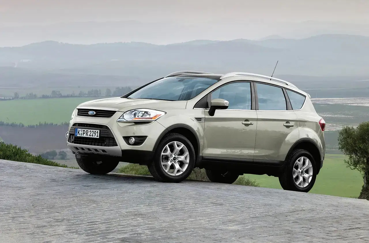 Zdjęcie Gdzie są bezpieczniki Ford Kuga MK1? Znajdź je łatwo i szybko
