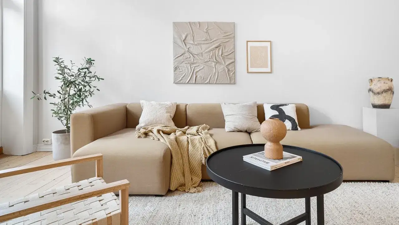 Zdjęcie Jakie poduszki pasują do beżowej kanapy? Odkryj idealne zestawienia