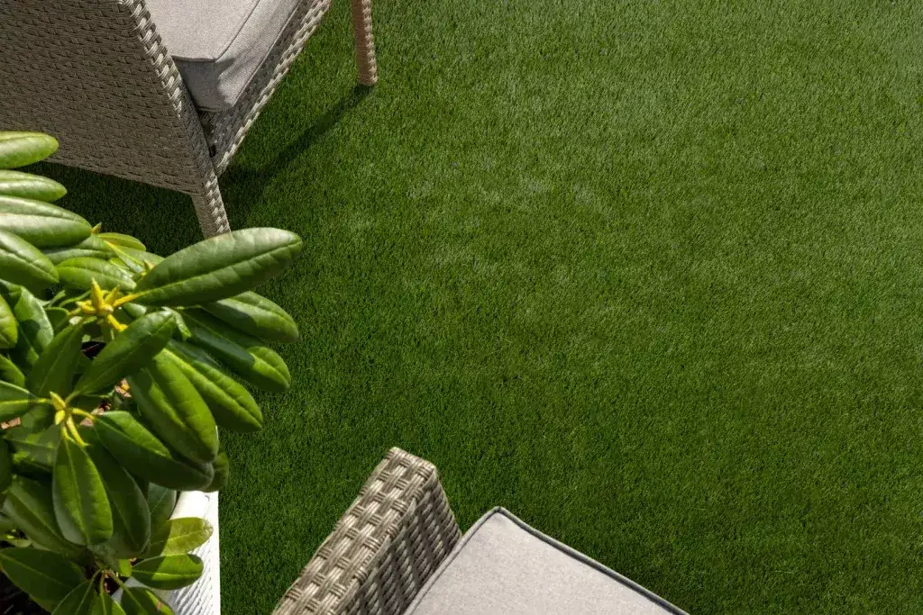 Zdjęcie Sztuczna trawa w doniczce: Jak stworzyć zielony balkon?