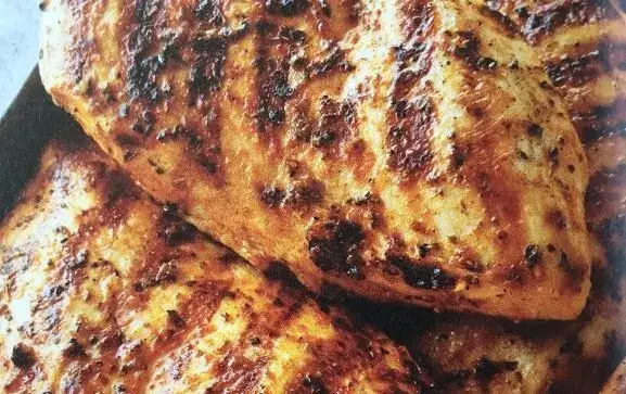 Zdjęcie Jak długo grillować pierś z kurczaka na grillu elektrycznym, by nie była sucha?