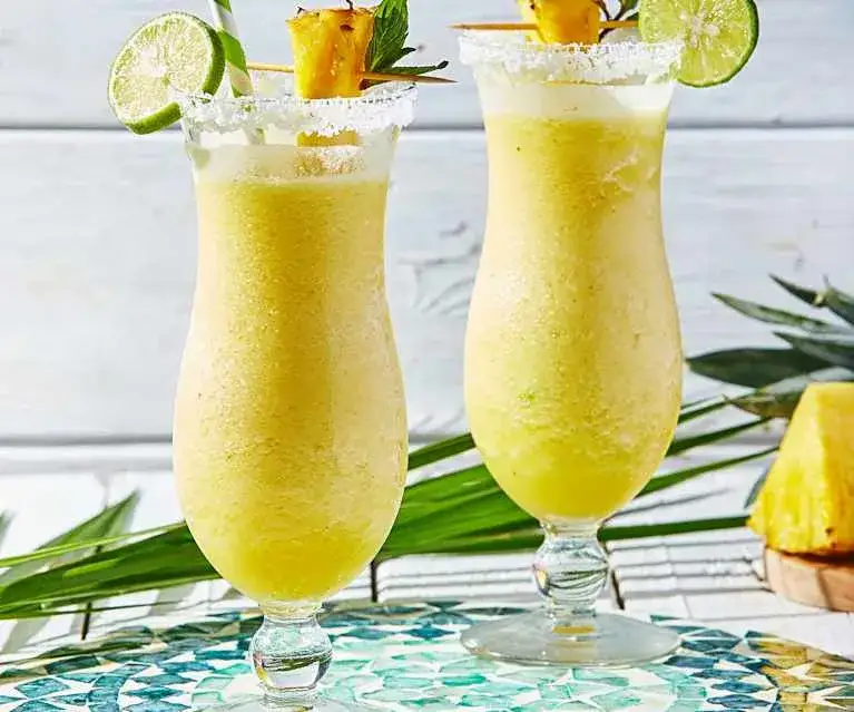 Zdjęcie Najlepsze drinki z ananasa, które zaskoczą Twoich gości