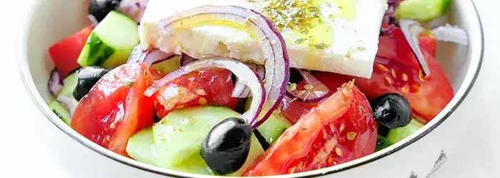 Zdjęcie Jakie przyprawy do sałatki greckiej, aby podkręcić jej smak?