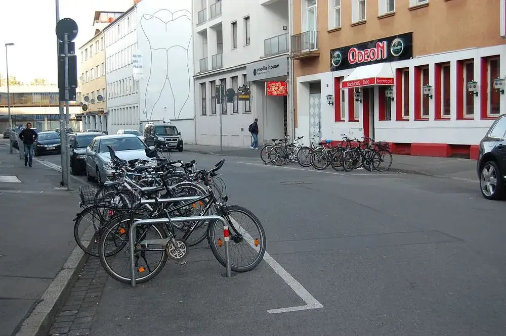 Zdjęcie Jak przypiąć rower do stojaka, aby uniknąć kradzieży i strat