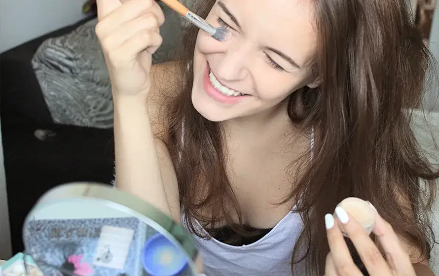 Zdjęcie Jak zrobić korektor do twarzy – prosty przepis na idealny makijaż