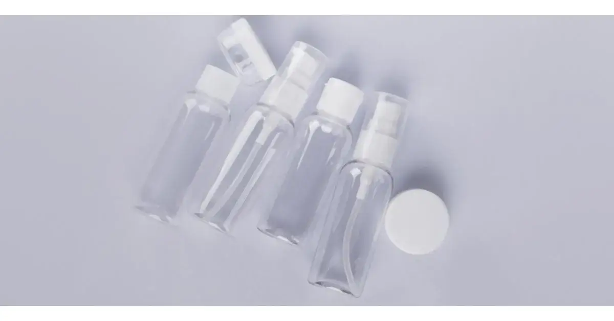 Zdjęcie Jakie pojemności kosmetyków można zabrać do samolotu? Sprawdź zasady!