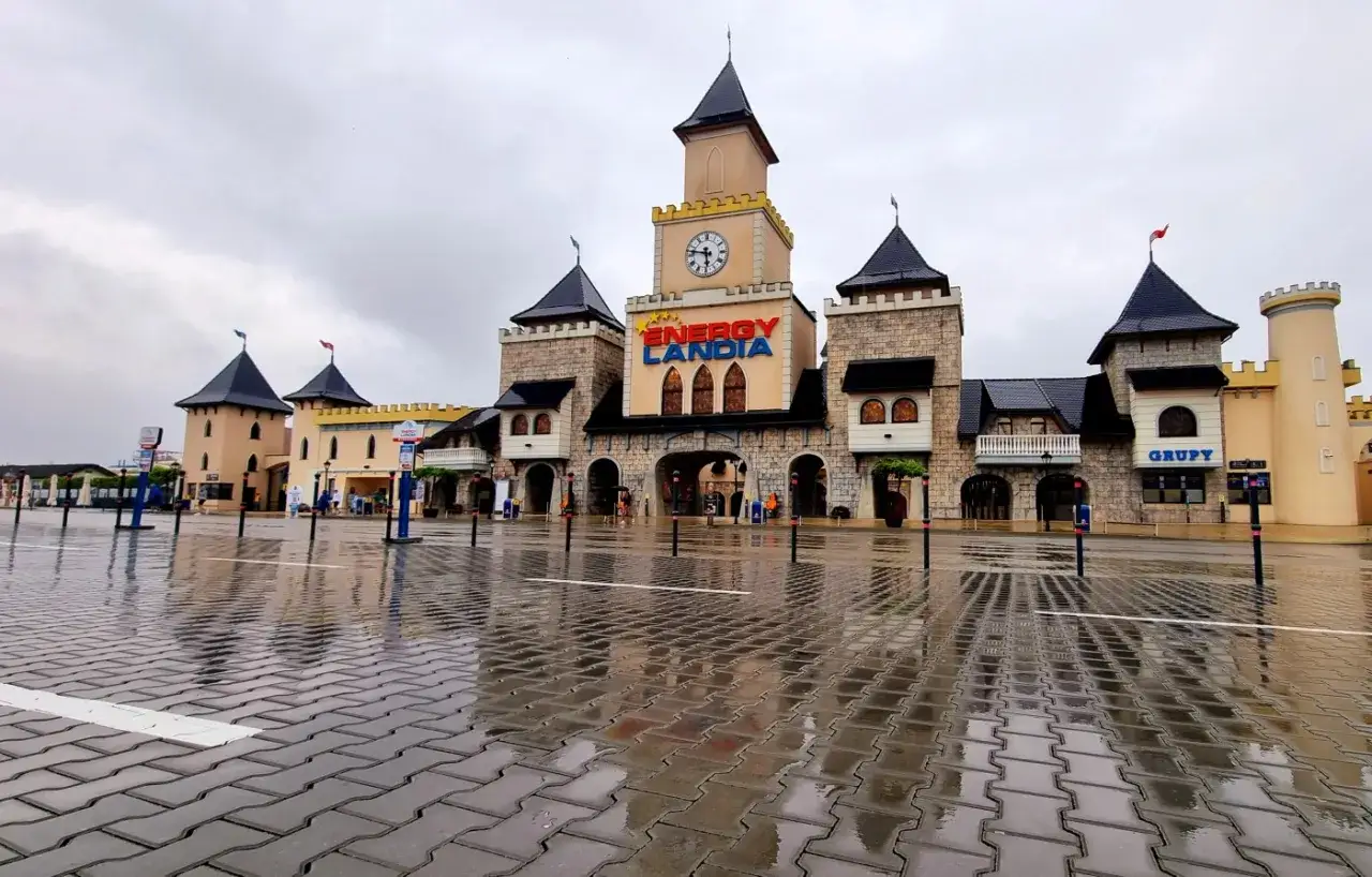 Zdjęcie Energylandia jak pada deszcz - co warto wiedzieć o atrakcjach w deszczu
