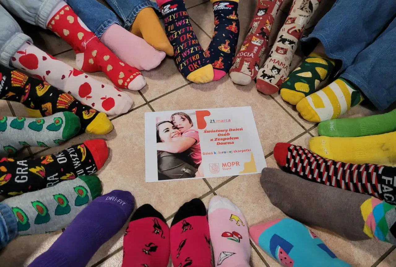 Zdjęcie Kiedy jest dzień kolorowej skarpetki? Poznaj jego znaczenie i tradycje