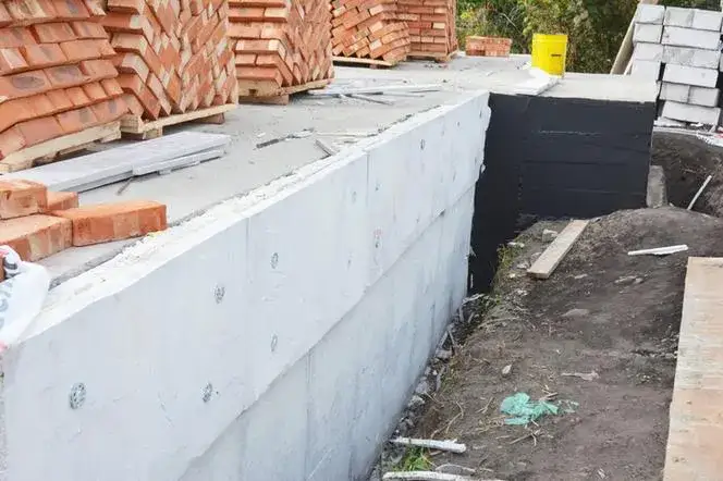 Zdjęcie Jak izolować fundament, aby uniknąć problemów z wilgocią i kosztownych napraw