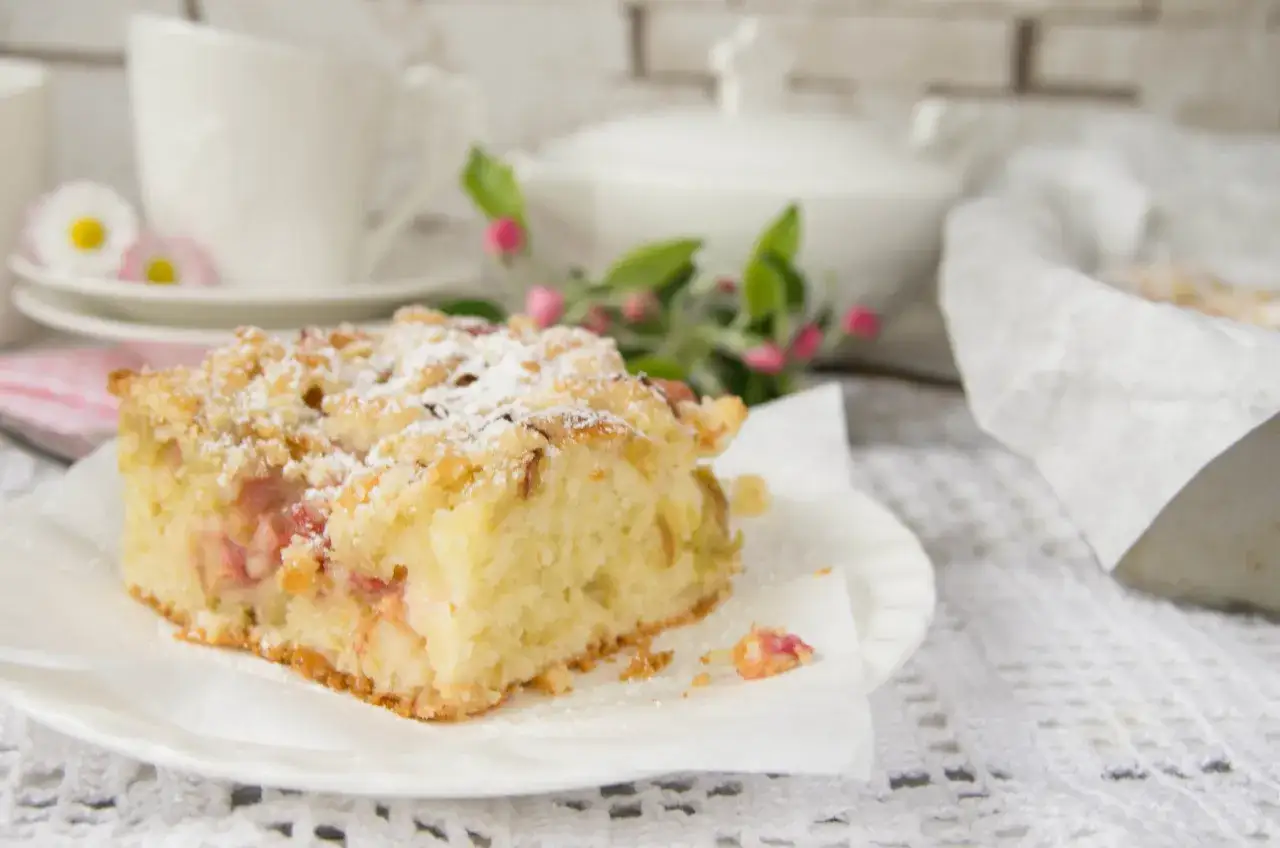 Zdjęcie Przepis na ciasto jogurtowe z rabarbarem i kruszonką, które zachwyci każdego