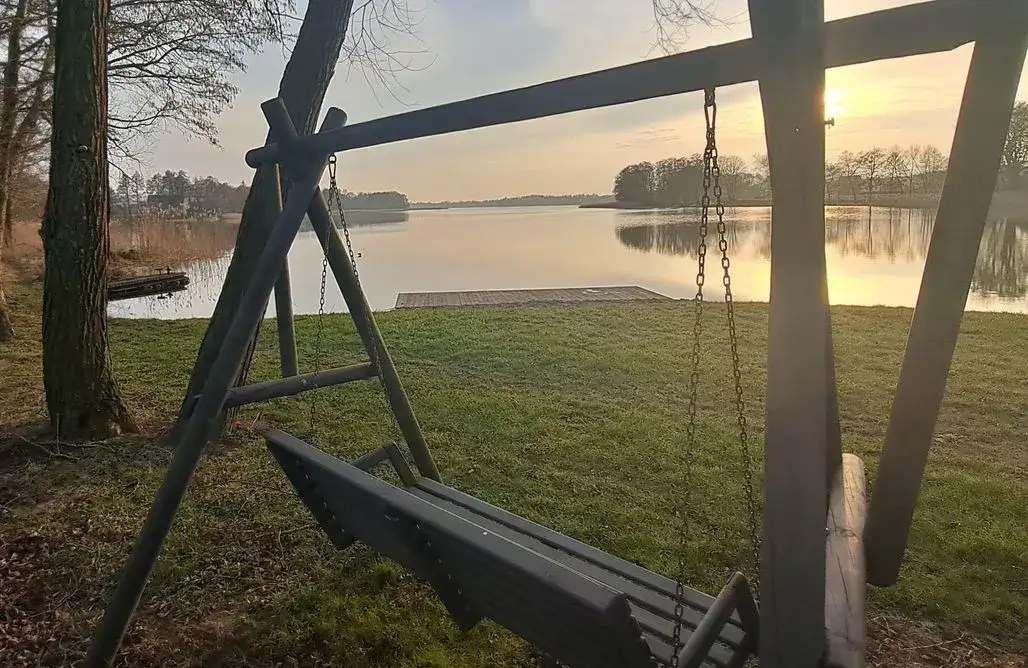 Zdjęcie Najlepsze pole namiotowe nad jeziorem w Pomorskiem – relaks w naturze