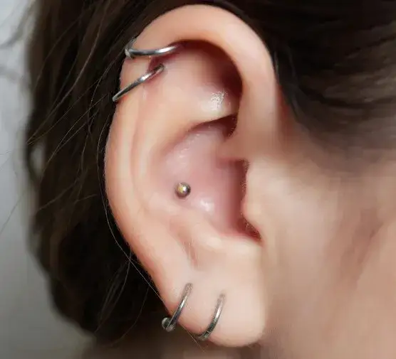 Zdjęcie Czy helix kolczyk boli? Oczekiwania i doświadczenia związane z bólem