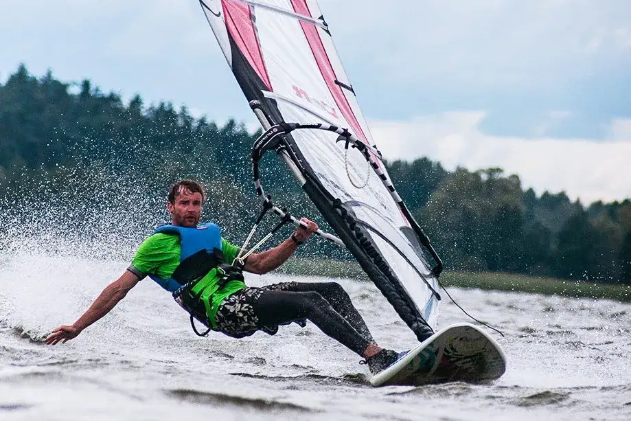 Zdjęcie Gdzie uprawiać windsurfing w Mazurach? Najlepsze miejsca i szkoły