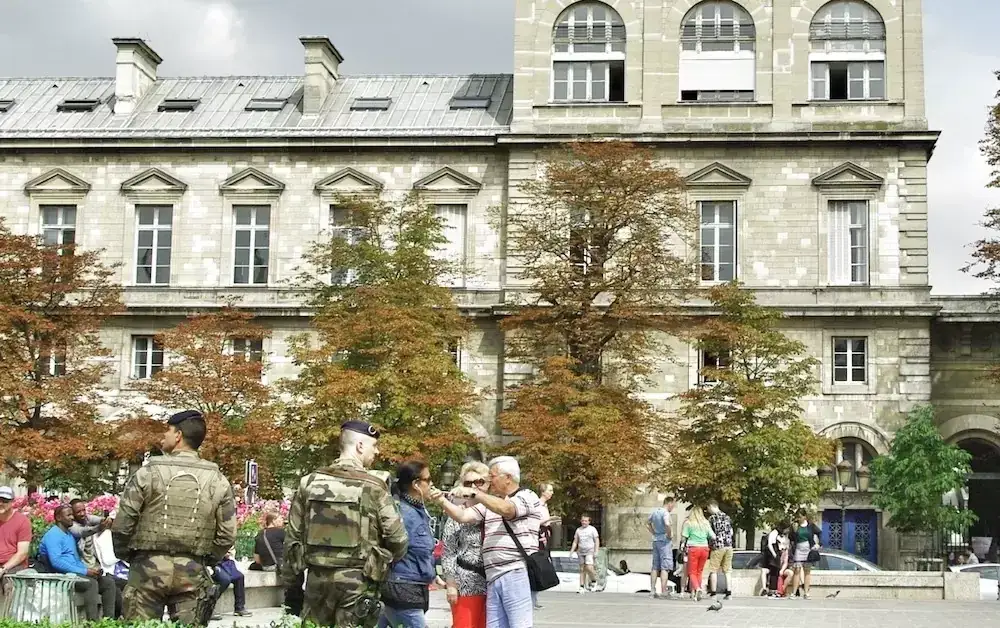Zdjęcie Czy w Paryżu jest bezpiecznie? Poznaj zagrożenia i bezpieczne miejsca