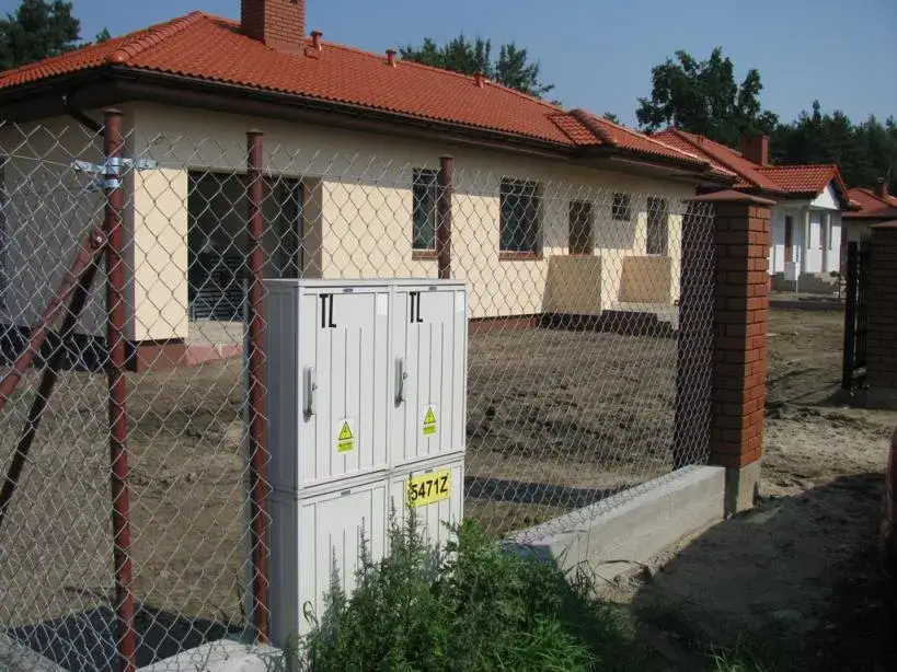 Zdjęcie Jak ukryć skrzynkę elektryczną w ogrodzeniu – estetyczne i praktyczne rozwiązania