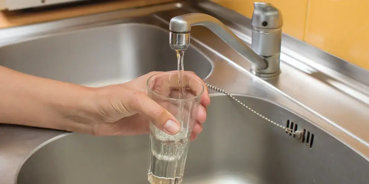 Zdjęcie Czy można pić wodę z kranu w Poznaniu? Bezpieczne fakty i opinie