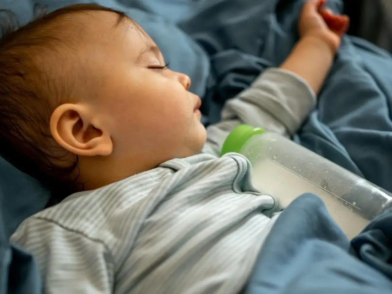 Zdjęcie Jak ubrać dziecko do snu bez śpiworka, aby było mu ciepło i komfortowo