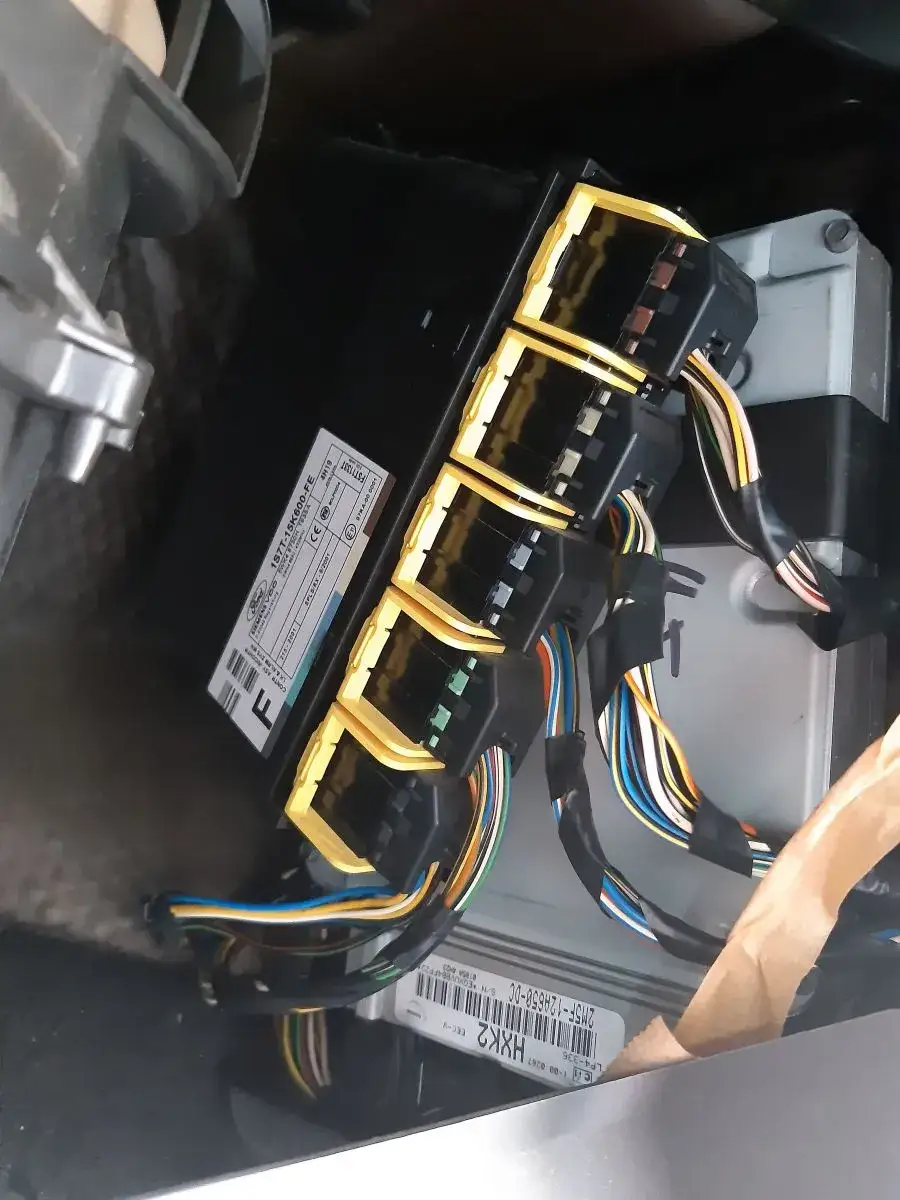 Zdjęcie Jak podłączyć sterownik centralnego zamka Focus MK1 - krok po kroku bez błędów