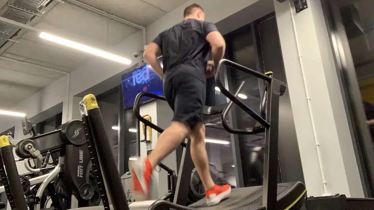 Zdjęcie Bieżnia magnetyczna czy elektryczna – która lepsza dla Twojego zdrowia?