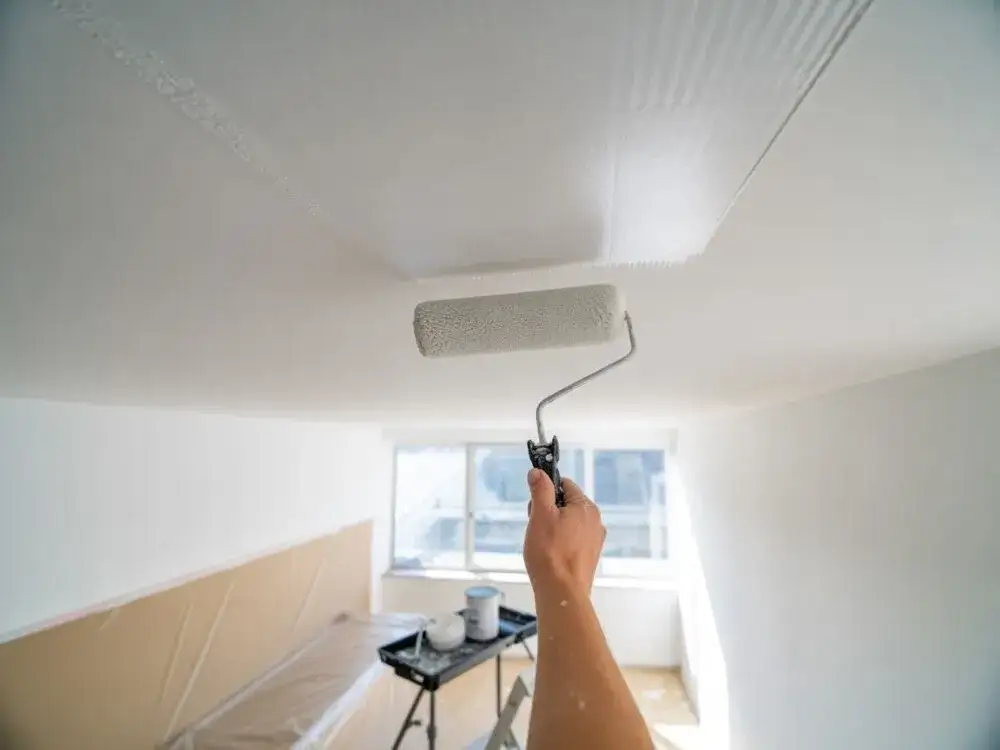 Zdjęcie Malowanie sufitu bez smug: Jak uniknąć błęd&oacute;w?