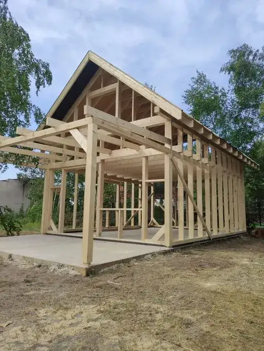 Zdjęcie Gdzie kupić drewno na dom szkieletowy? Sprawdź najlepsze oferty