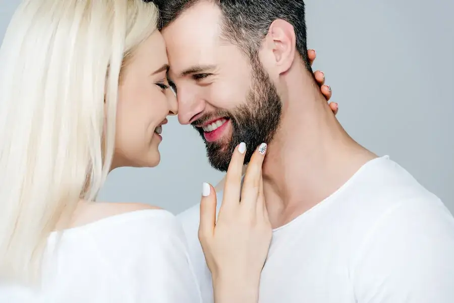 Zdjęcie Objawy zakochania się mężczyzny po 50 – co naprawdę oznaczają?