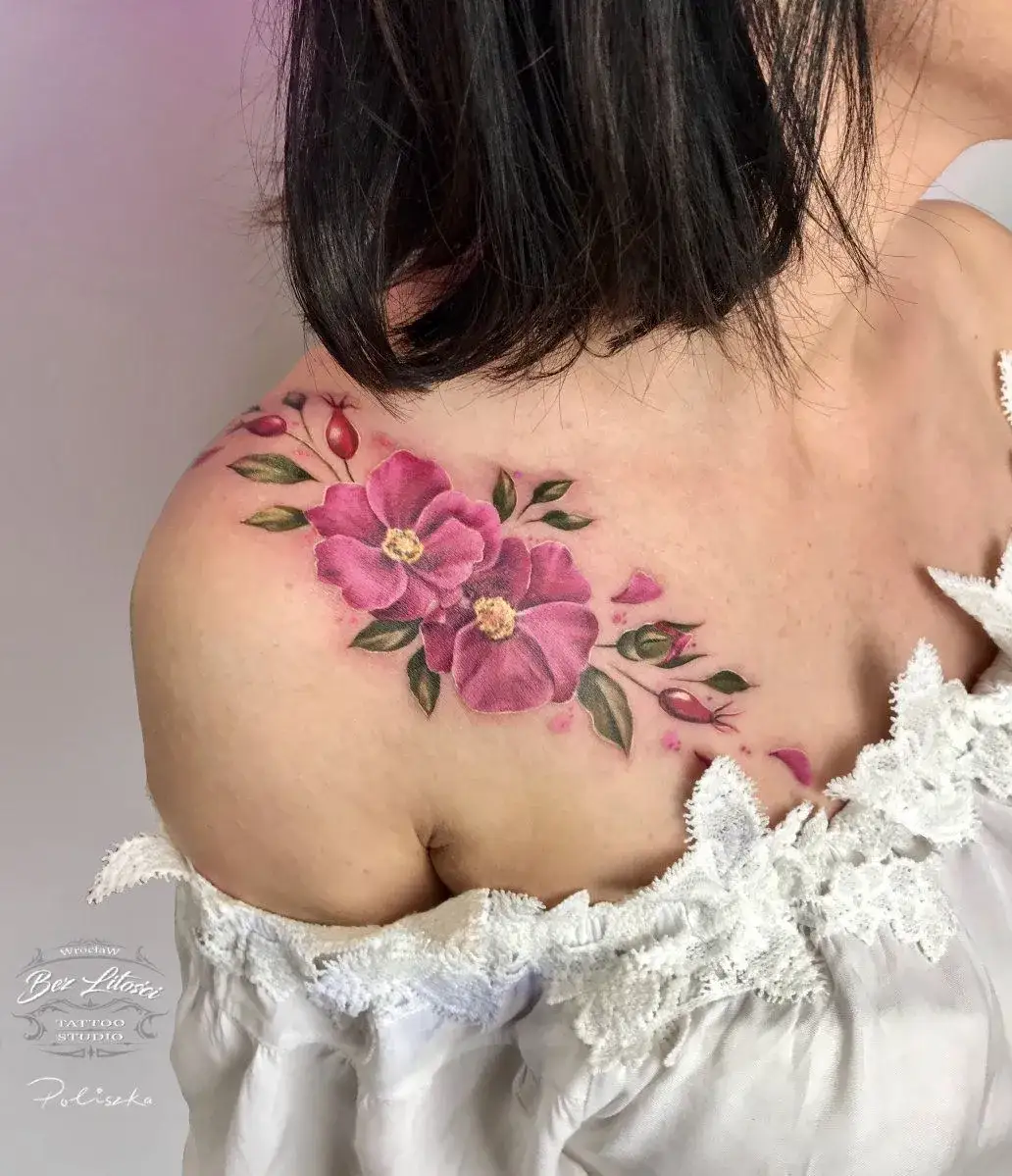 Zdjęcie Czy tatuaż na obojczyku boli? Odkryj prawdę o bólu i odczuciach