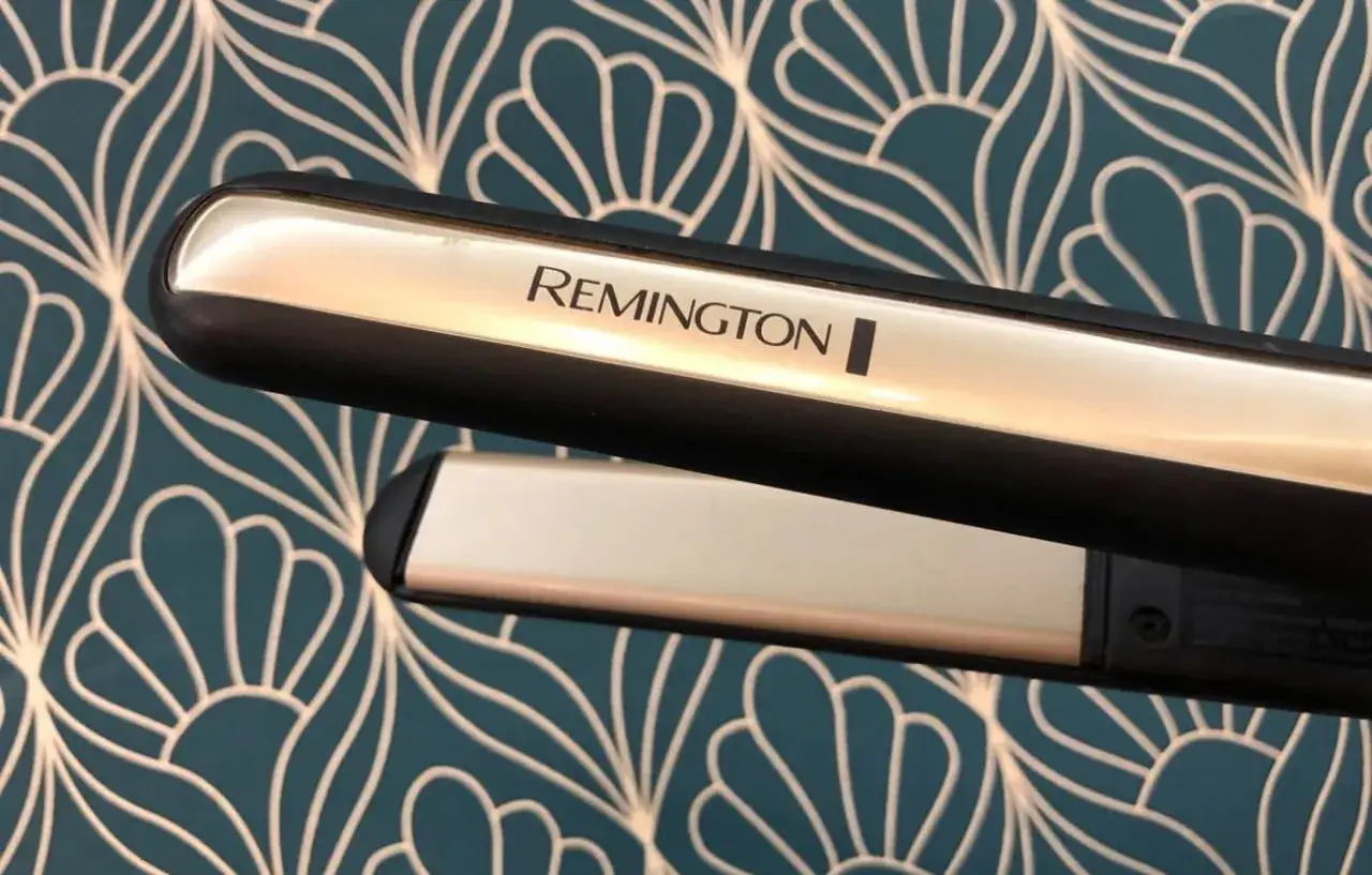 Zdjęcie Jak wyczyścić prostownicę? Domowe sposoby na czyste płytki