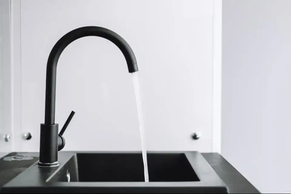 Zdjęcie Grifo de cocina extra&iacute;ble: &iquest;por qu&eacute; lo necesitas? Gu&iacute;a experta