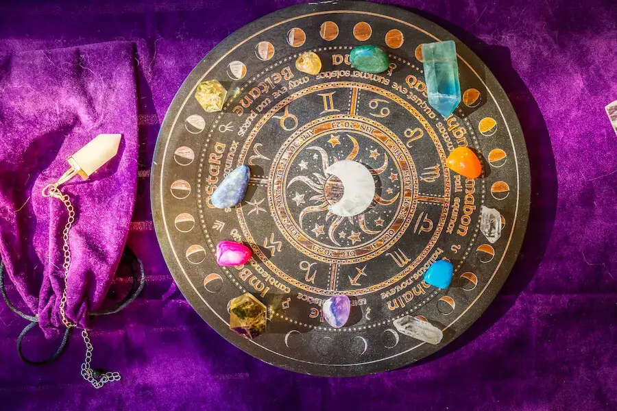 Zdjęcie Czy czytanie horoskopu to grzech? Odkryj prawdę o astrologii w katolicyzmie