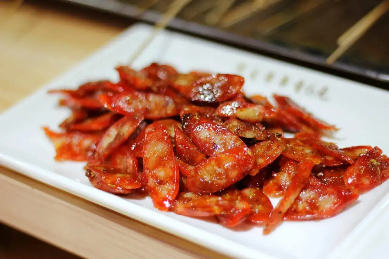 Zdjęcie Najlepszy przepis na kiełbasę z szynki – łatwe i smaczne danie