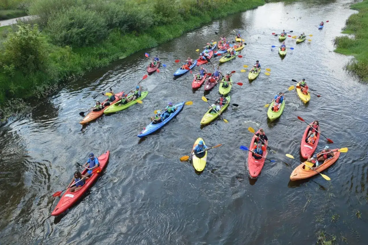 Zdjęcie Spływ kajakowy w łódzkiem: trasy, porady i bezpieczeństwo dla początkujących