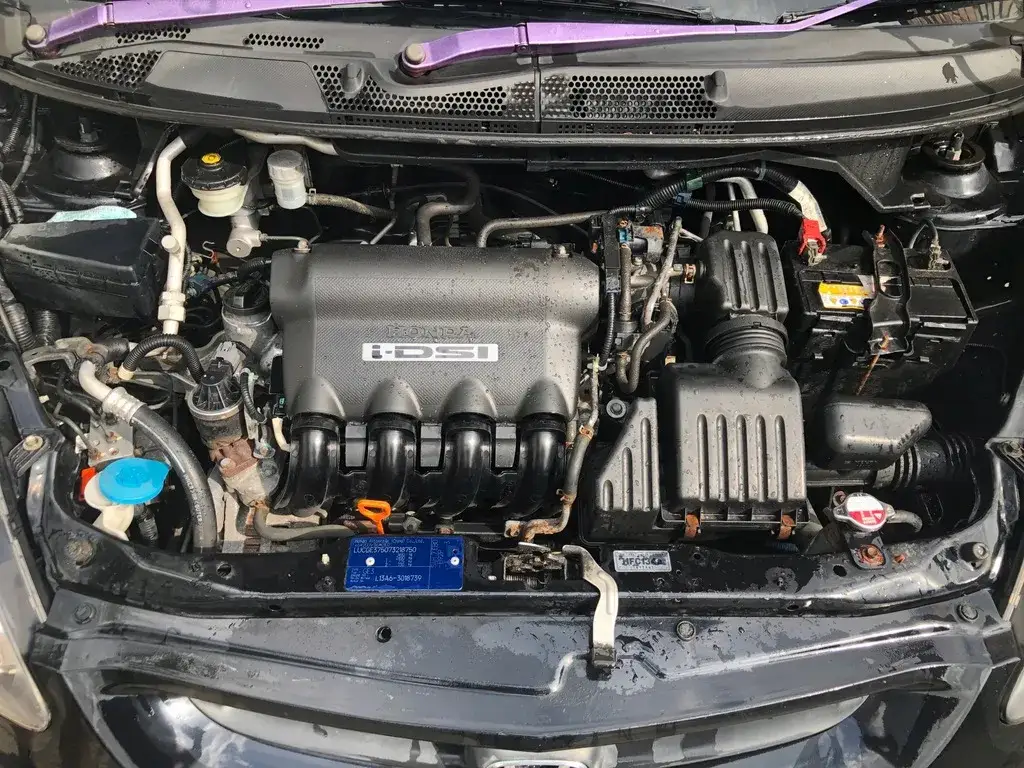 Zdjęcie Ile oleju do silnika w Honda Jazz 1.2? Poznaj kluczowe informacje