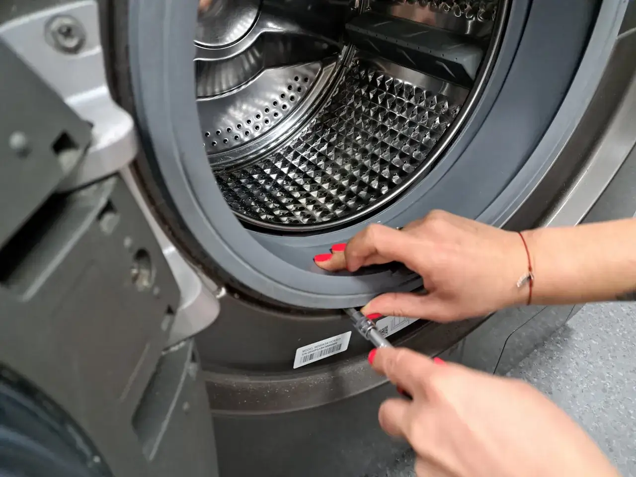 Zdjęcie Jak wymienić fartuch w pralce Electrolux - uniknij kosztownych napraw