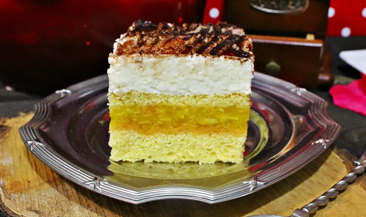 Zdjęcie Jabłecznik na biszkopcie ze śmietaną – pyszne ciasto na każdą okazję