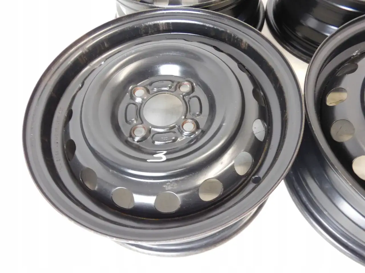 Zdjęcie Jakie felgi pasują do Nissan Micra K12? Sprawdź najlepsze opcje