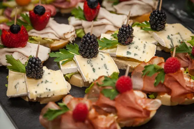 Zdjęcie Jak zrobić przekąski na urodziny, które zachwycą Twoich gości?