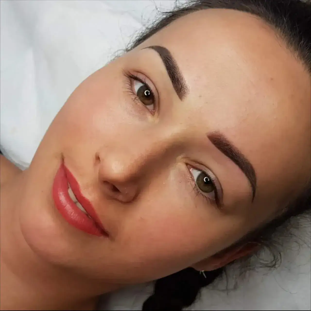 Zdjęcie Jak długo natłuszczać brwi po makijażu permanentnym, aby uniknąć problemów?