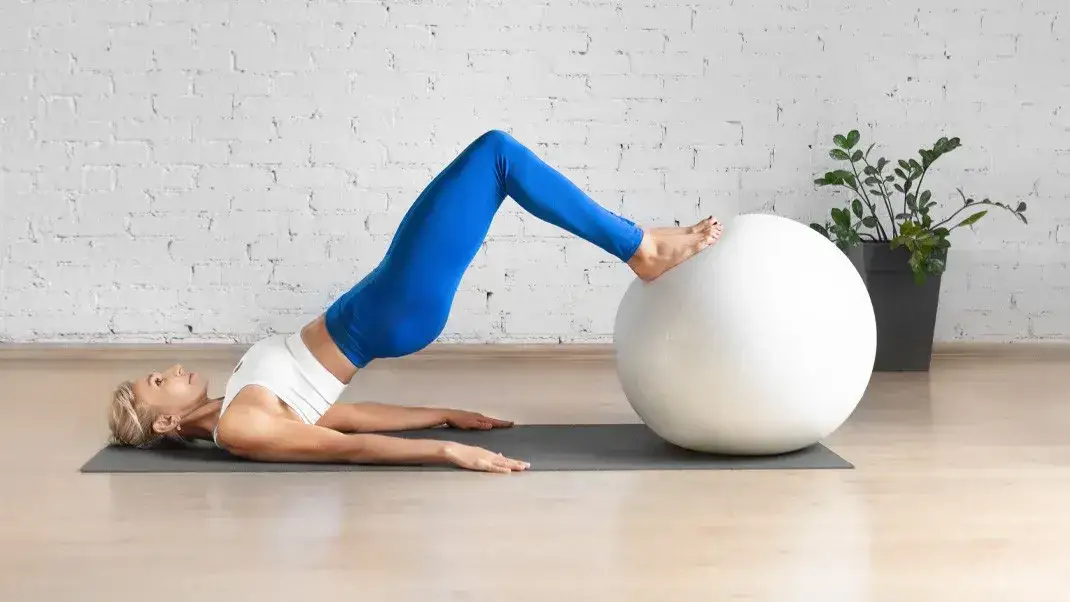 Zdjęcie Jak dobrać odpowiedni rozmiar piłki do pilates dla siebie?