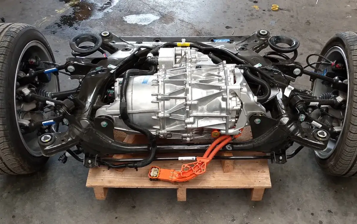 Zdjęcie Czy Tesla ma silnik spalinowy? Prawda o elektrycznych samochodach