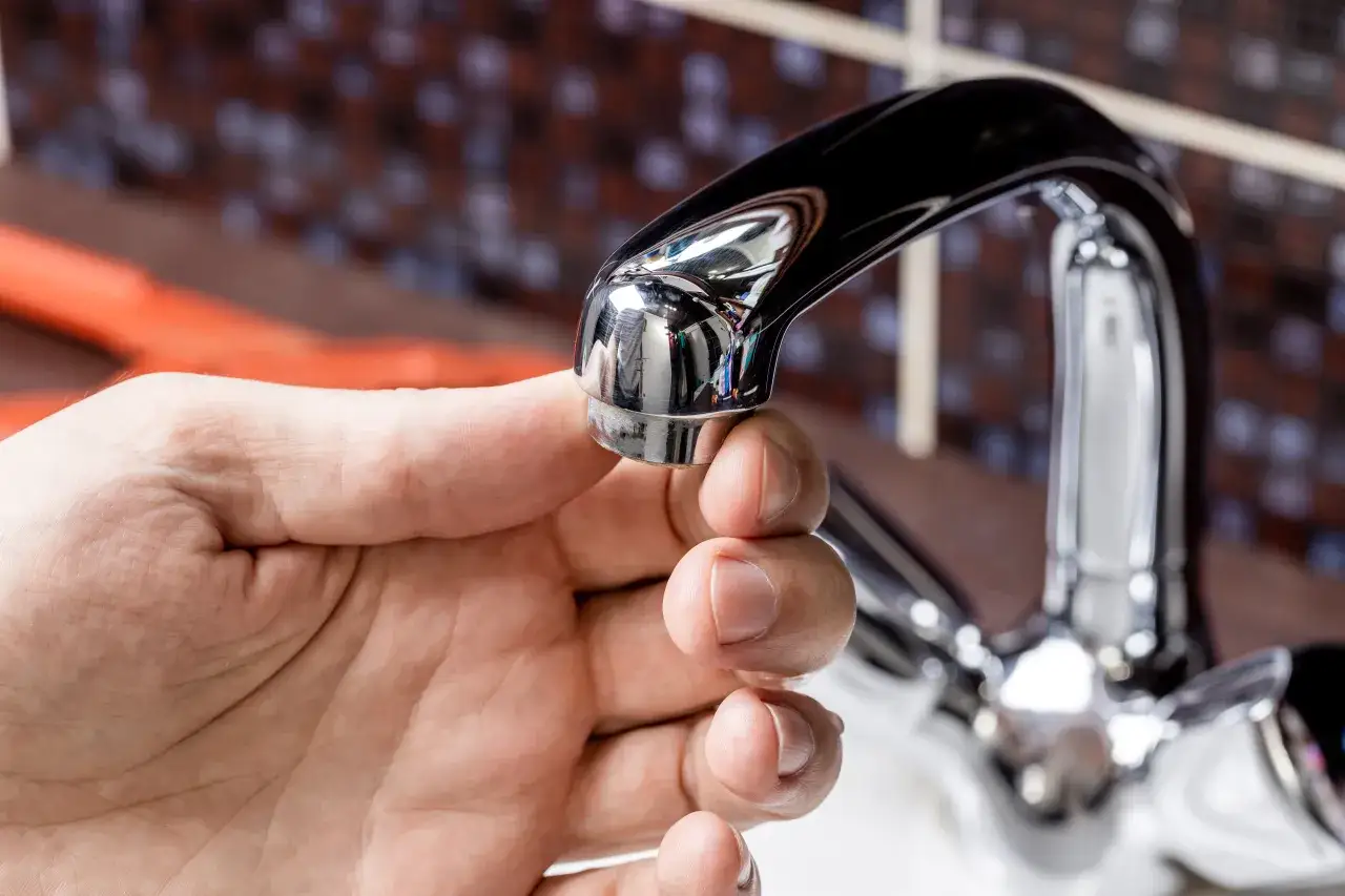 Zdjęcie Jak skutecznie odkamienić sitko w kranie i uniknąć problemów z przepływem wody